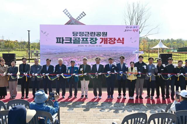 21일 당정근린공원 파크골프장 개장식에 참여한 이현재 하남시장과 정병용 의장 및 관계자들이 커팅식을 하고 있다 사진하남시