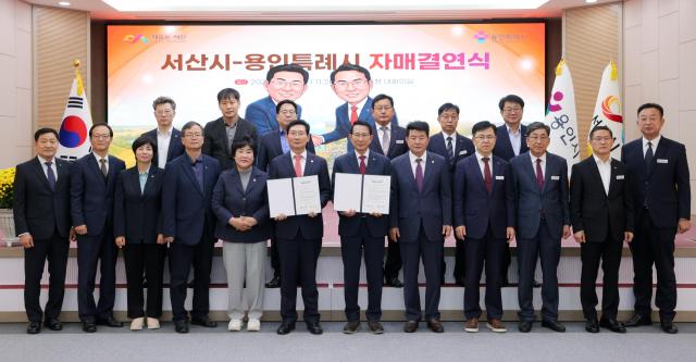 이상일 시장이 자매결연 후 참석자들과 함께 하고 있다사진용인시