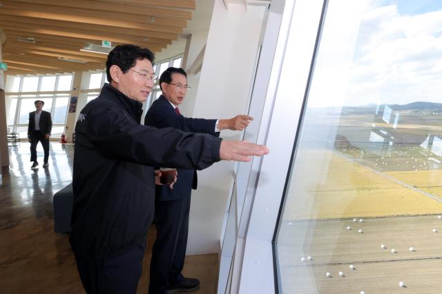 이상일 시장이 서산시장의 안내로 전망대에서 시설을 둘러보고 있다사진용인시
