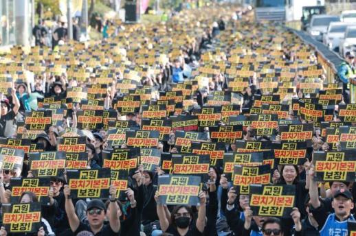 교사 5200명 사상 첫 집단 정당가입…여야, 신청서 거부