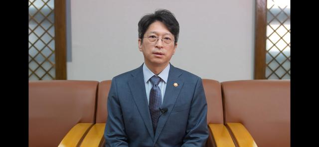 홍지선 국토교통부 장관이 21일 서울 중구 한국프레스센터에서 열린 2026 제18회 아주경제 건설대상 시상식 영상축사를 하고 있다 사진국토교통부