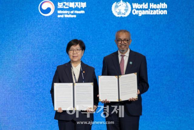 정은경 보건복지부 장관과 테워드로스 아드하놈 거브러여수스 세계보건기구WHO 사무총장이 21일 서울 강서구 코엑스 마곡에서 열린 2026 세계 바이오 서밋에서 AI 헬스케어 서울 선언문 발표 기념 촬영하고 있다 사진보건복지부