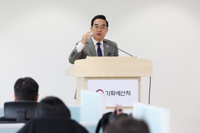 박홍근 기획예산처 장관이 10월 21일 오후 정부세종청사 5동 기획예산처 기자실을 방문해 기자들과 질의응답을 하고 있다 사진기획예산처