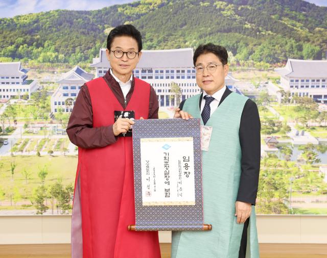 이철우 경북도지사가 21일 신임 이준식 기획조정실장에게 임용장을 수여하고 있다 사진경상북도