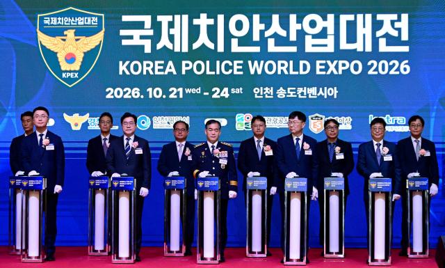 박찬대 인천광역시장이 21일 송도컨벤시아에서 열린 2026 국제치안산업대전에서 김종철 경찰청장 직무대행과 개막 세리머니를 하고 있다 사진인천시