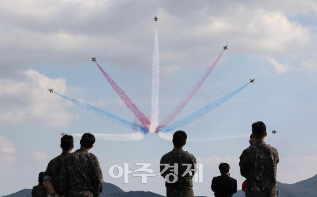 Los Águilas Negras realizan acrobacias aéreas en el cielo de Sacheon