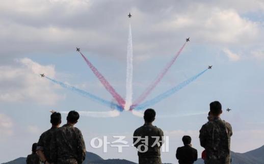 [포토] 사천 하늘에 시선 고정… 블랙이글스의 비행