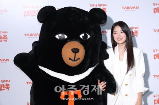 [포토] 대만 관광 마스코트 오숑과 기념 촬영하는 김혜윤