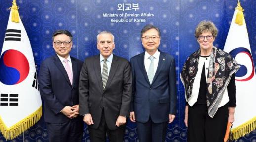 Ngoại trưởng Jo Hyun gặp gỡ đại diện Korea Society, nhấn mạnh sự hợp tác chặt chẽ giữa Hàn-Mỹ