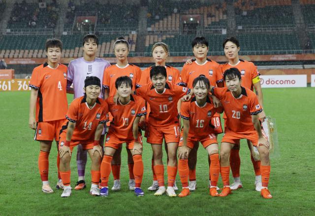 29일 일본 시즈오카현 후쿠로이의 시즈오카 스타디움 에코파에서 열린 2026 아이치·나고야 아시안게임 여자 축구 준결승 대한민국과 일본의 경기 경기 시작 전 선발 출전 선수들이 포즈를 취하고 있다 사진연합뉴스