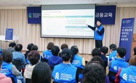 Ngân hàng SC First Bank tổ chức giáo dục phòng chống lừa đảo tài chính cho người cao tuổi