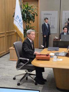 [금통위 스케치] 웃으며 들어선 신현송…동결 전망 속 추가 인상 신호 관심