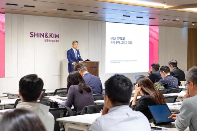 장재영 대표변호사가 개회사를 낭독하고 있다 사진법무법인 세종