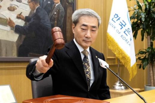 [포토] 의사봉 두드리는 신현송 한국은행 총재