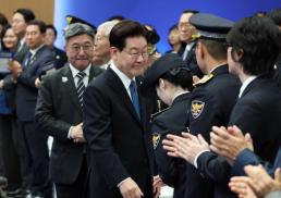 李대통령, 임광현 신임 비서실장에 임명장…강훈식엔 공로패 전달