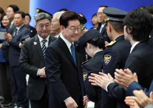 李대통령 국정 지지율 37.5%…소폭 반등에도 부정 평가 58.5%
