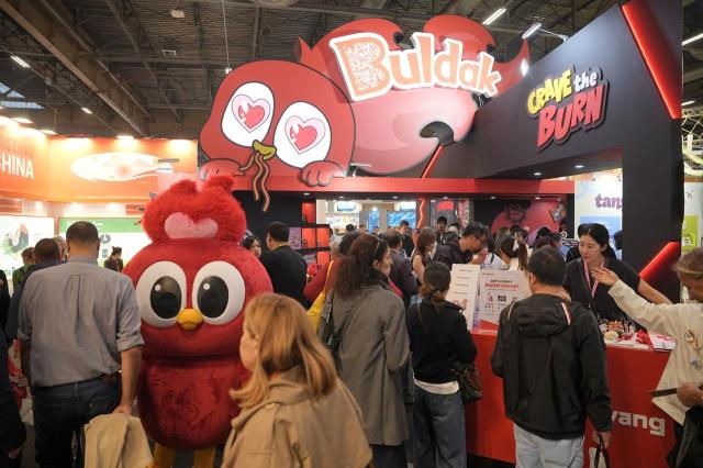 Samyang brings Buldak heat to Paris food fair