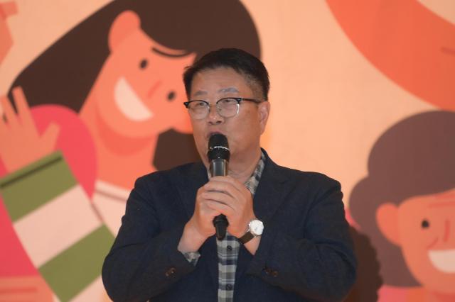 조웅희 화천군의회 의장이 화천체육관에서 열린 제30회 노인의 날 기념행사에서 인사말을 하고 있다사진화천군의회