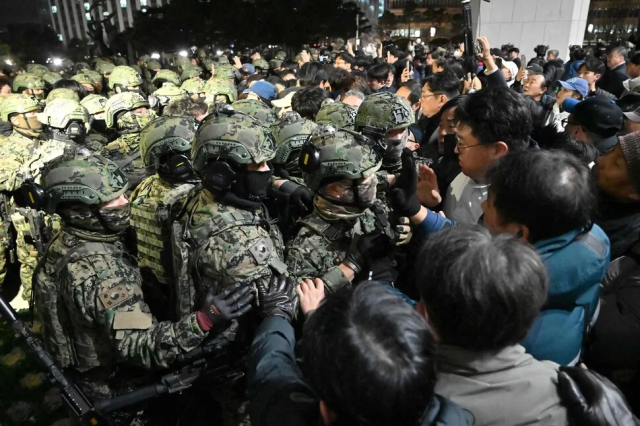 12·3 비상계엄 당시 서울 여의도 국회 의사당에 무장한 계엄군이 진입을 시도하고 있다사진AFP 연합뉴스