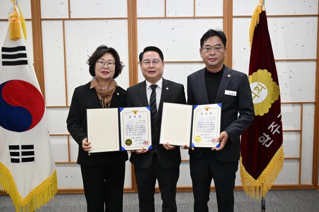 심부건 완주군의회 부의장맨 오른쪽과 이미경 완주군의원맨 왼쪽이 경찰의 날 감사장을 성중기 의장가운데으로부터 전수받고 있다사진완주군의회