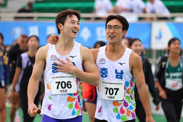 사진 좌측부터 서천군청 육상팀 서민준 선수 이용문 선수사진서천군