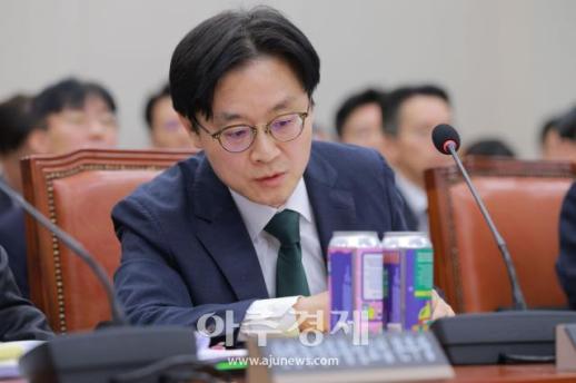 [포토] 국감장에 등장한 재활용수 활용 캔맥주