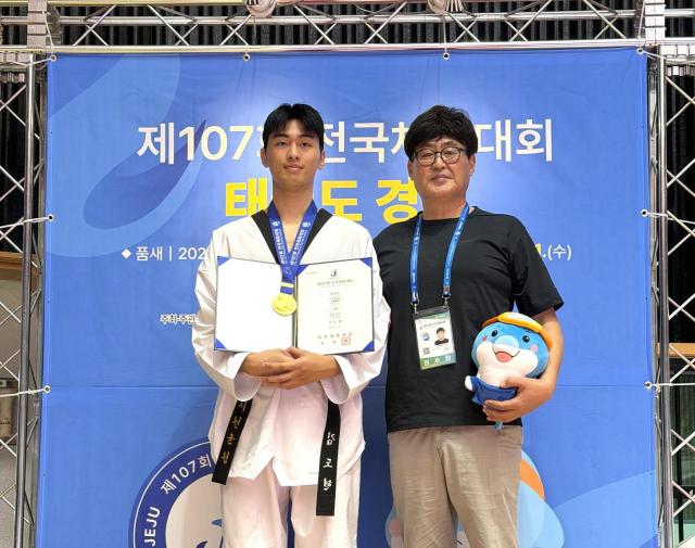 사진 좌측부터 서천군청 태권도팀 김도현 선수 강성돈 감독사진서천군