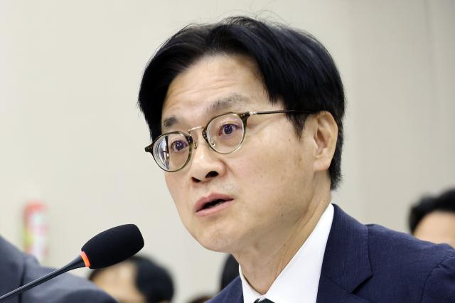 김정관 산업통상부 장관이 22일 국회 산업통상자원중소벤처기업위원회에서 열린 2026년도 종합 국정감사에 출석해 질의에 답하고 있다사진연합뉴스