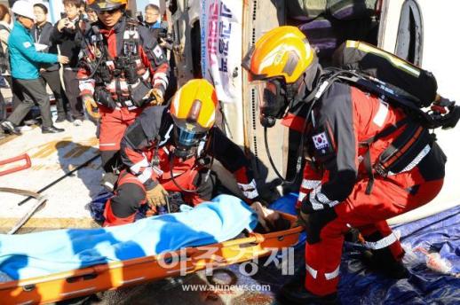 [포토] 버스사고 대응 구조훈련 하는 소방대원들