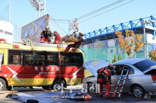 [포토] 지반침하 매몰차량 구조 훈련
