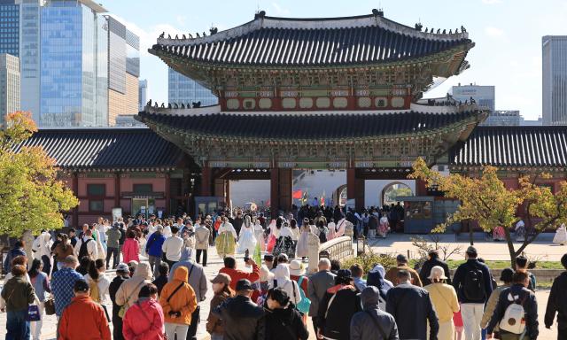 Gyeongbokgung filled with hanbok during Hanbok culture week