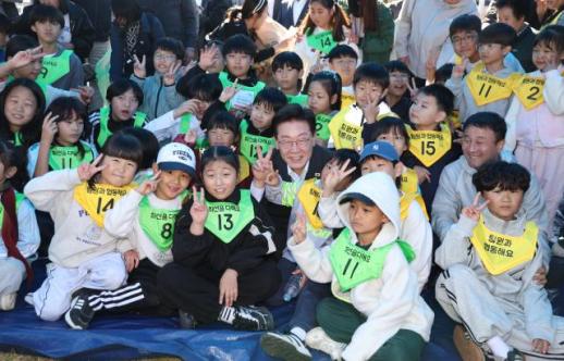 李在明参加小学运动会