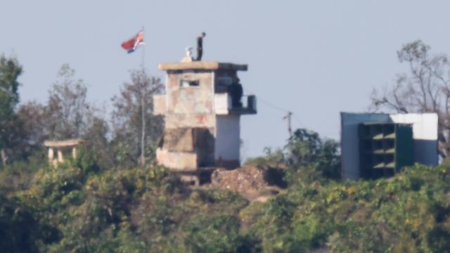 대남·대북 확성기 심리전 재개를 둘러싼 남북 갈등이 고조되고 있는 22일 경기도 파주 접경지역에서 바라본 북한군 초소에 병사의 모습이 보인다 사진연합뉴스