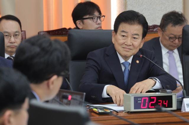 정동영 통일부 장관이 7일 서울 종로구 남북회담본부에서 열린 외교통일위원회 국정감사에서 무소속 한동훈 의원의 질의를 듣고 있다 사진연합뉴스
