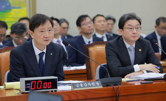 이찬진 금융감독원장왼쪽이 22일 서울 여의도 국회에서 열린 정무위원회 국정감사에서 의원 질의에 답하고 있다 오른쪽은 이억원 금융위원장 20261022사진유대길 기자 dbeorlf123ajunewscom