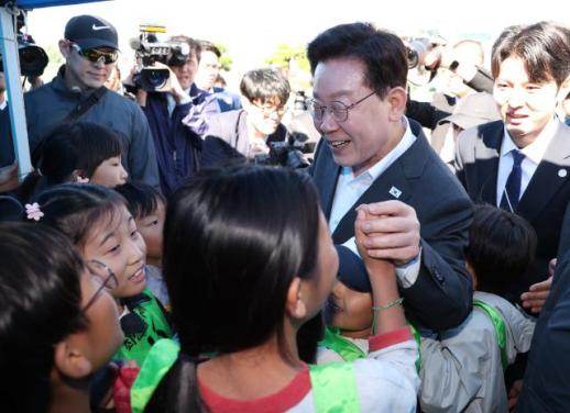 李대통령, 전북 익산 왕궁초 운동회 참석…학생들과 공 굴리고 계주 응원