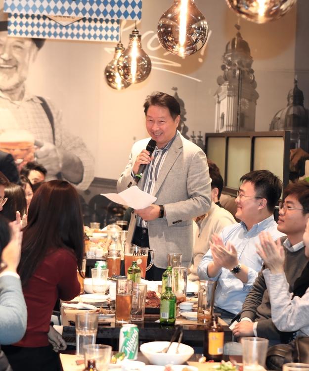 최태원 SK회장이 13일 경기 성남시 한 음식점에서 분당지역 구성원들과 번개모임 형식의 98차 행복토크를 했다 사진SK그룹