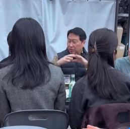 SK 최태원, 직원들과 힙지로 야장…패딩 조끼 입고 소맥 한잔