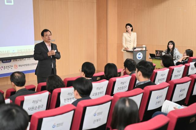 이현재 하남시장이 21일 감일고등학교 시청각실에서 열린 ‘제1회 하남시와 함께하는 감일고 정책 제안 발표회’에서 개회 인사말을 통해 학생들을 격려하고 있다 사진하남시