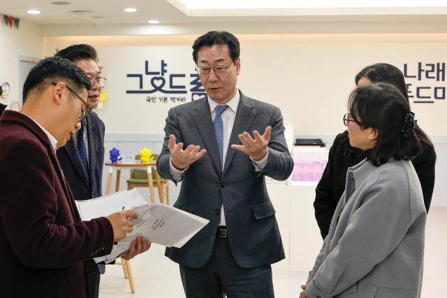 정명근 화성특례시장이 _그냥드림_ 이용자들이 방문 시 심리적 안정감을 느낄 수 있도록 당부하고 있다 사진화성시