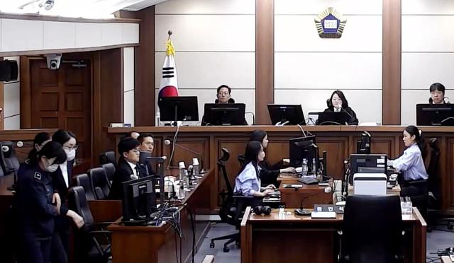 각종 인사·이권 청탁과 함께 고가 귀금속을 받은 이른바 매관매직 혐의로 기소된 김건희 여사가 지난달 26일 서울 서초구 서울중앙지법에서 열린 특정범죄가중법상 알선수재 혐의 사건 2심 선고공판에 출석하고 있다 사진서울고법