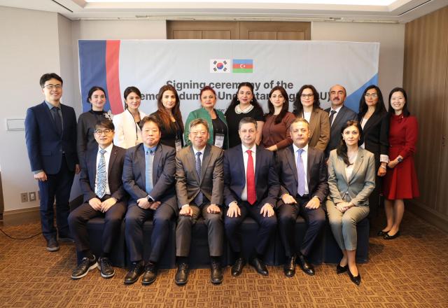 22일 서울 중구 더그랜드롯데 서울에서 아제르바이잔 보건부 산하 국립의사보수교육원과 전통의약 분야 교류 및 협력 강화를 위한 업무협약MOU을 체결하고 기념사진을 촬영하고 있다사진한국한의약진흥원