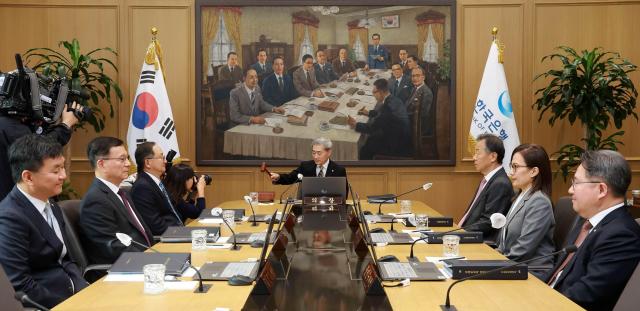 신현송 한국은행 총재가 22일 서울 중구 한국은행에서 열린 금융통화위원회 회의를 주재하고 있다 20261022사진사진공동취재단