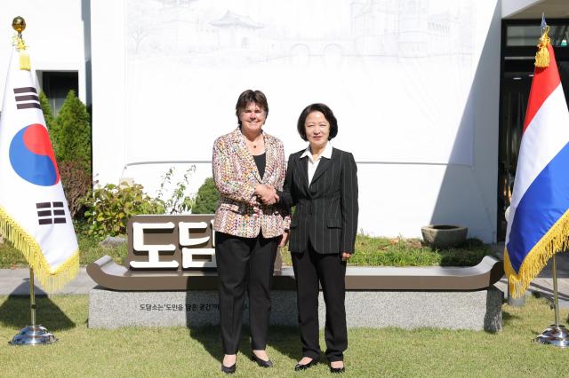22일 오전 수원특례시 도담소에서 추미애 경기도지사 이나 아데마 네덜란드 노트르브라반트주지사가 면담 후 기념촬영을 하고있다 사진경기도