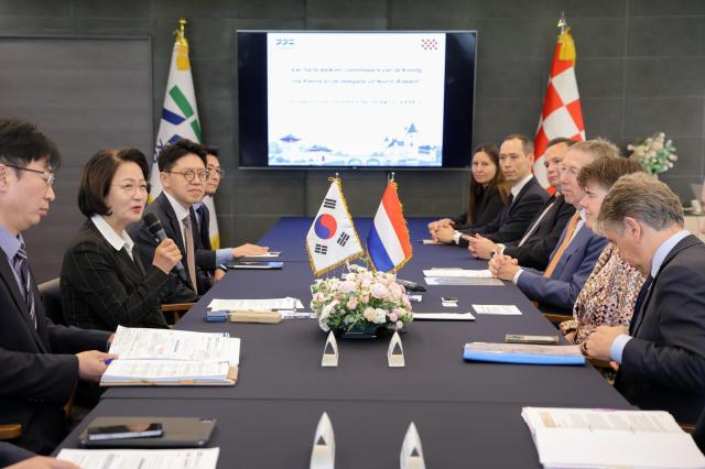 22일 오전 수원특례시 도담소에서 추미애 경기도지사 이나 아데마 네덜란드 노트르브라반트주지사가 면담을 하고있다 사진경기도