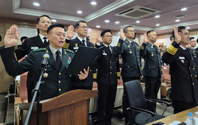 22일 육군사관학교에서 열린 국회 국방위원회 육·해·공군 사관학교 국정감사에서 박후성 육군사관학교장앞줄 왼쪽을 비롯한 피감기관 참석자들이 선서하고 있다사진연합뉴스