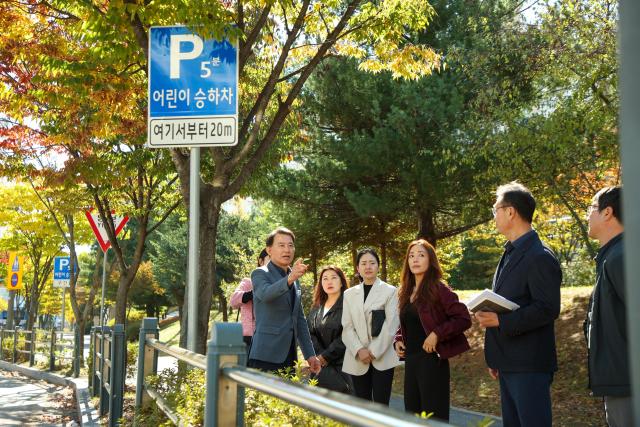 등교시간대 교통안전 문제를 살피기 위해 한별초등학교 인근 어린이 승하차 구역을 찾은 최현덕 남양주시장이 관계자들과 현장 상황을 확인하고 있다 사진남양주시