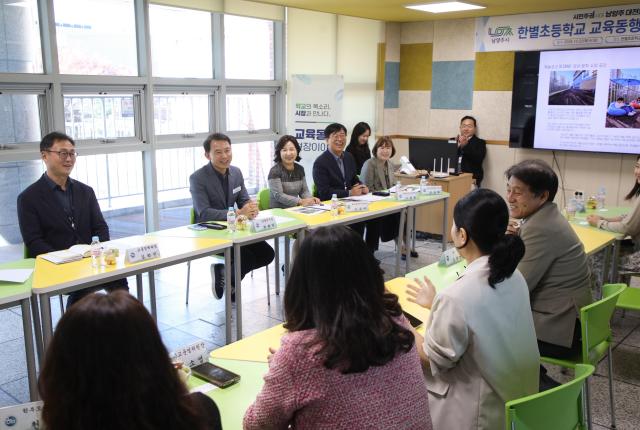 최현덕 남양주시장이 22일 별내동장실에서 주민 건의사항과 지역 현안을 논의하고 있다 사진남양주시
