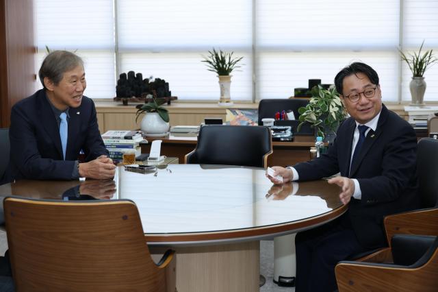 22일 건설회관에서 개최된 LH-대한건설협회 주택공급 간담회에서 왼쪽부터 한승구 대한건설협회 회장 이성훈 LH 사장이 얘기를 나누고 있다