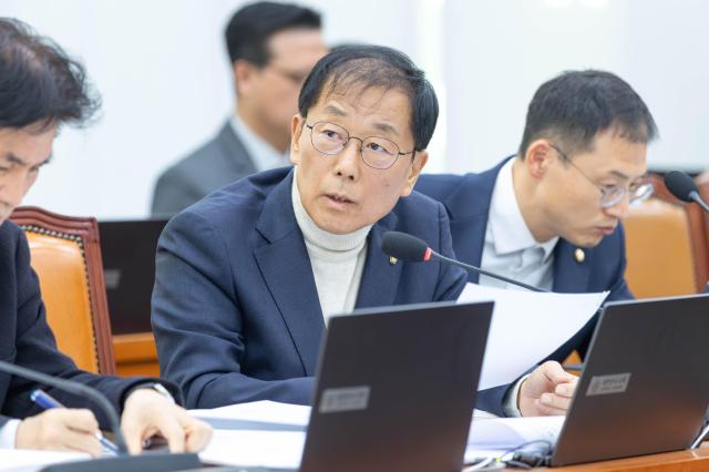 윤후덕 더불어민주당 국회의원이 14일 오전 서울 여의도 국회에서 열린 외교통일위원회 전체회의에서 질의하고 있다 20251114사진유대길 기자 dbeorlf123ajunewscom